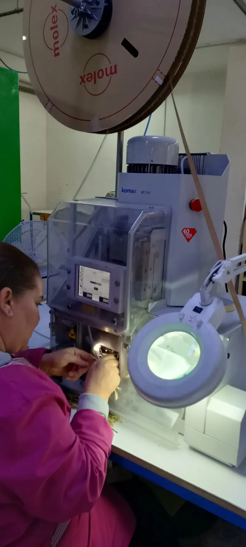 Operatrice alla pressa di crimpatura con lente di ingrandimento