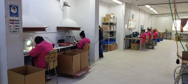 Postazioni di microassemblaggio con lampade da banco