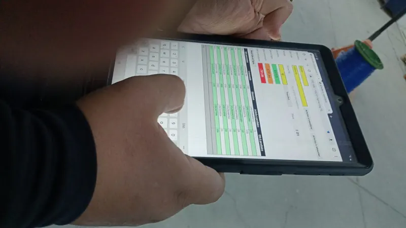 Operatore che usa il tablet per il prelievo guidato
