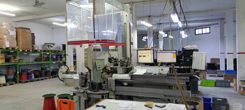 Macchina Komax nel reparto di taglio