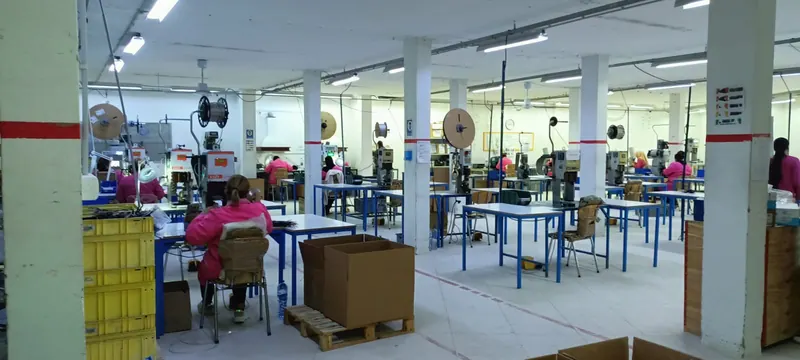Reparto di produzione dello stabilimento Cablit Lamec in Tunisia